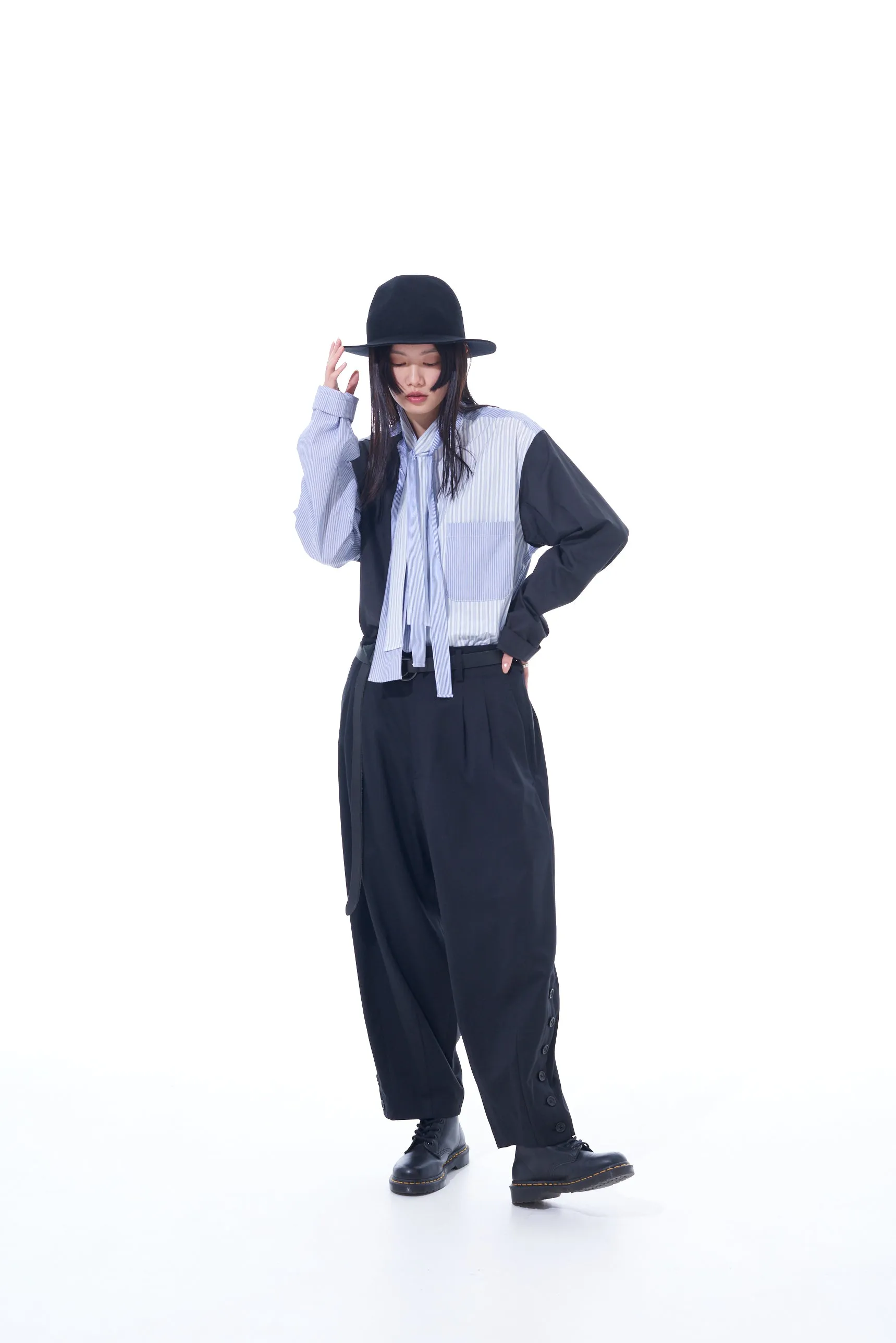 T/W GABARDINE BALLOON SILHOUETTE PANTS WITH HEM BUTTON DESIGN